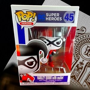 Harley quinn with mallet funko # 45 (nib) with pop protector